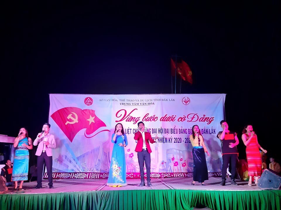 Biểu diễn chương trình tuyên truyền tổng hợp "Vững bước dưới cờ Đảng"